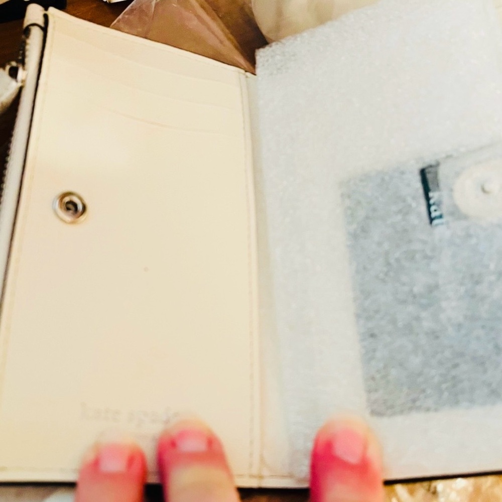 NWT Kate Spade White Wallet with Silver accents. Includes gift 🎁 box - Picture 5 of 8